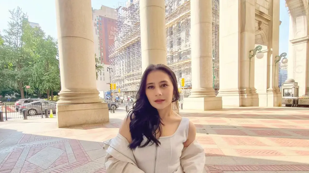 Gaya Simple Prilly Latuconsina Jadi New Yorker, Jinjing Tas Hermes dengan Setelan Busana Rp2Jutaan