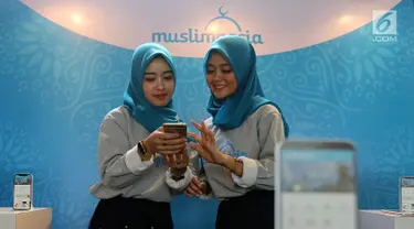 Model mencoba aplikasi Muslimnesia saat peluncuran di Jakarta, Jumat (3/5/2019). Muslimnesia hadir menjadi referensi andal kebutuhan belajar dan mendalami ilmu agama melalui fitur unggulan seperti radar halal, kajian dan cari masjid. (Liputan6.com/Fery Pradolo)