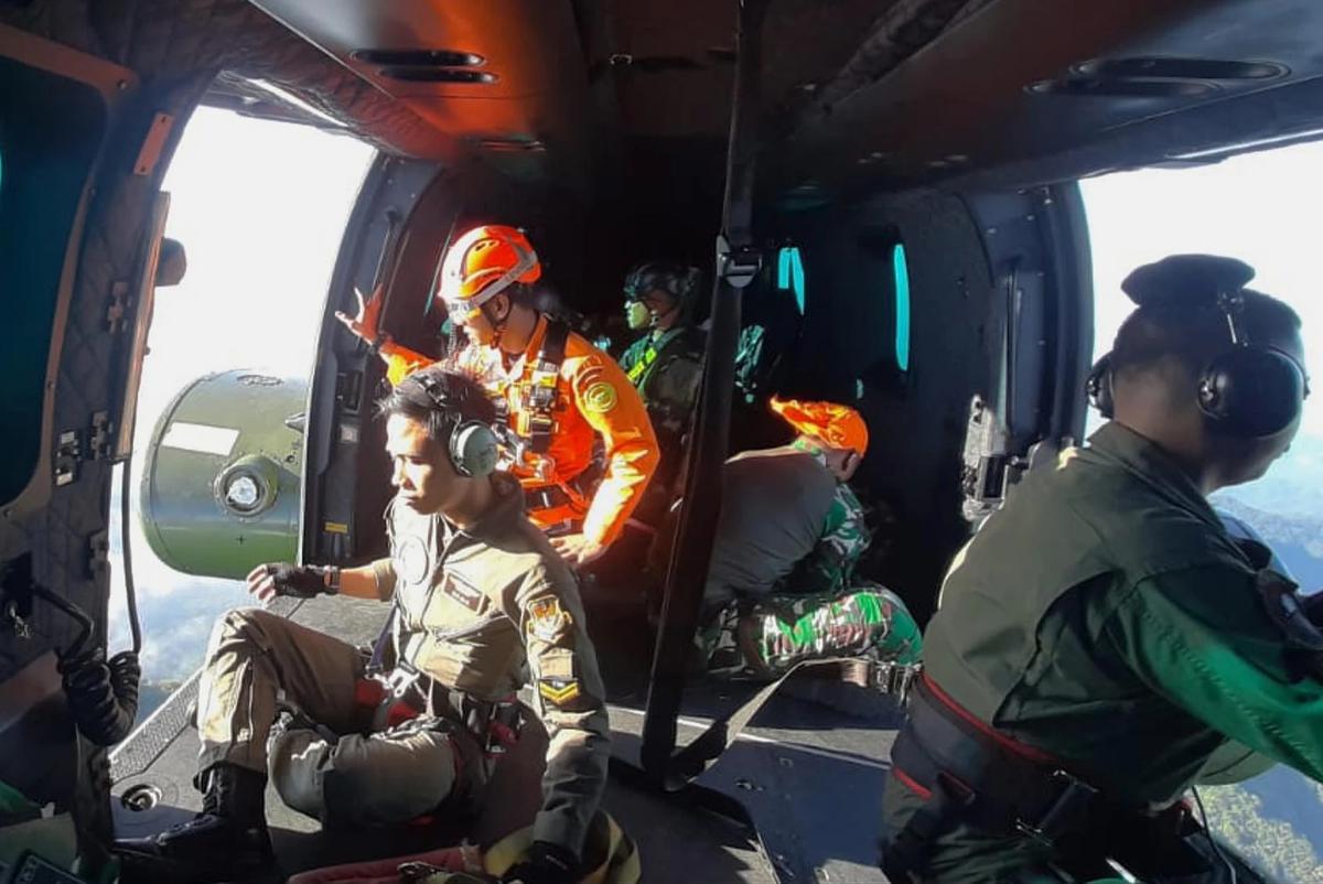 FOTO: Pesawat ATR Ditemukan di Pegunungan Bulusaraung. Tim SAR Lanjutkan Evakuasi
