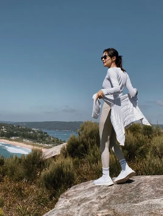 Hiking sangat baik untuk kesehatan tubuh dan pikiran lho, Hiking dapat menjernihkan pikiran, menurunkan resiko penyakit jantung dan meningkatkan keseimbangan tubuhmu. (instagram/amandarawles)