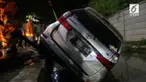 Tidak adanya pembatas jalan dengan parit, membuat sebuah minibus terjun bebas ke dalam parit di kawasan Cakung Timur, Jakarta Timur.