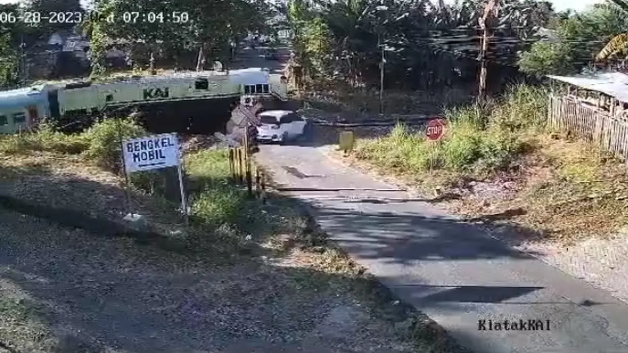 Mobil Mopbilio ditabrak Kereta Api Sritanjung di perlintasan tak terjaga di Kelurahan Kelatak Banyuwangi (Istimewa)