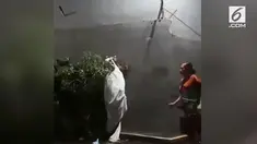 Aksi sekelompok remaja yang berpura-pura menjadi pocong membuat seorang ibu berlari ketakutan.