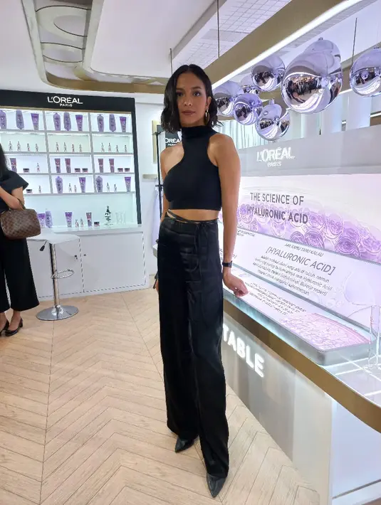 Putri Marino tampil edgy dengan asymetric halterneck dan celana satin