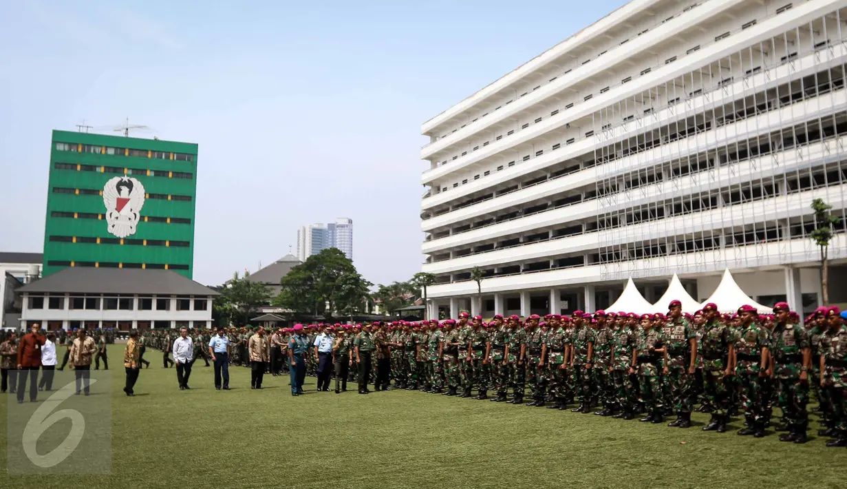 Presiden Joko Widodo memberikan selamat kepada prajurit usai upacara apel di Mabes TNI AD, Jakarta, Senin (7/11). Sebanyak 2.185 prajurit TNI AL, TNI AD dan TNI AU berkumpul mendengar langsung pengarahan dari Presiden. (Liputan6.com/Faizal Fanani)
