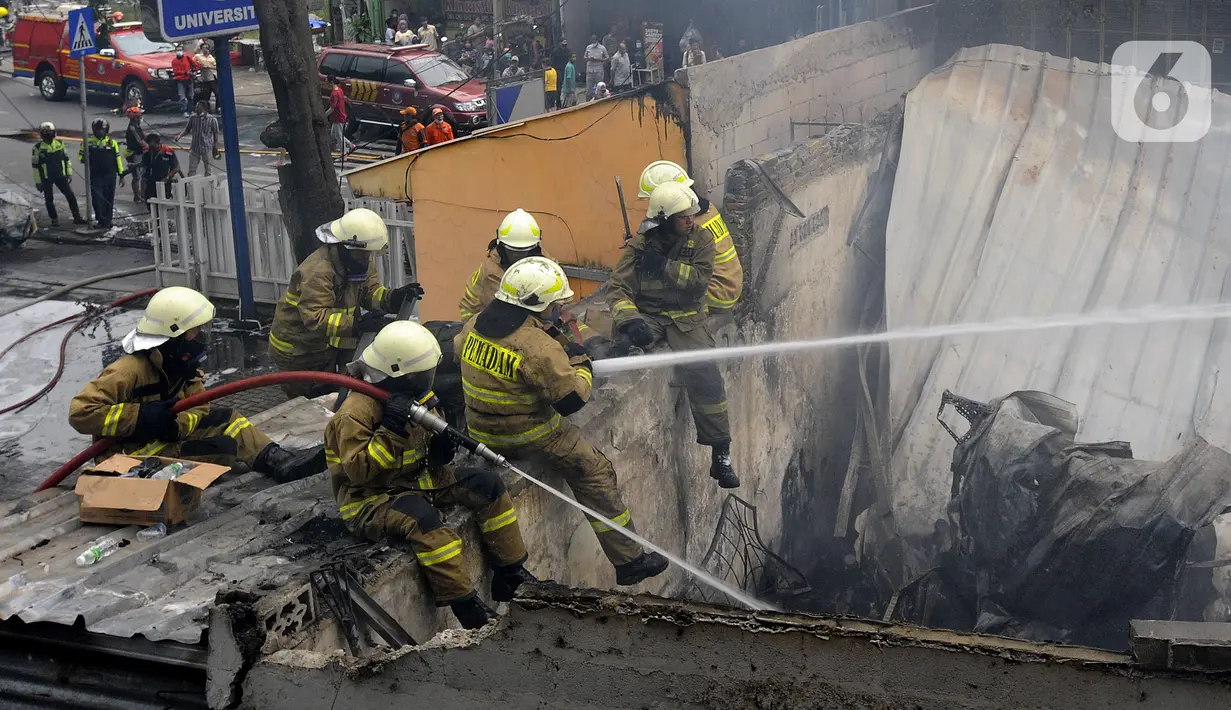 Petugas pemadam kebakaran memadamkan api dari toko cat thiner yang terbakar di kawasan Pondok Labu, Jakarta Selatan, Rabu (15/6/2022). Lebih dari 11 mobil pemadam kebakaran dikerahkan untuk memadamkan api yang diduga berasal dari puntung rokok. (merdeka.com/Arie Basuki)