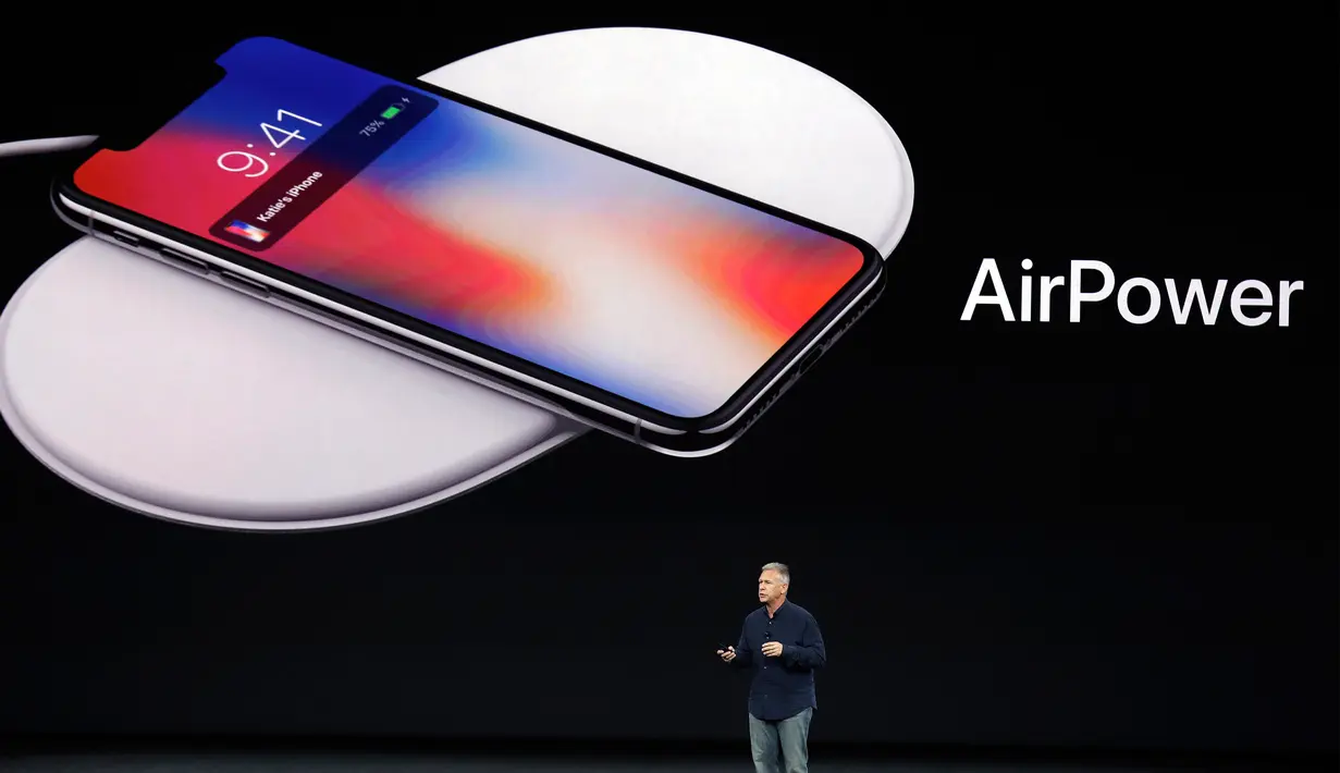 Phil Schiller menjelaskan tampilan iPhone X saat peluncurannya di Steve Jobs Theatre, California, Selasa (12/9). Produk yang dikabarkan akan beredar 3 November 2017 ini dibanderol dengan harga termurah 13 juta rupiah. (AP Photo/Marcio Jose Sanchez)
