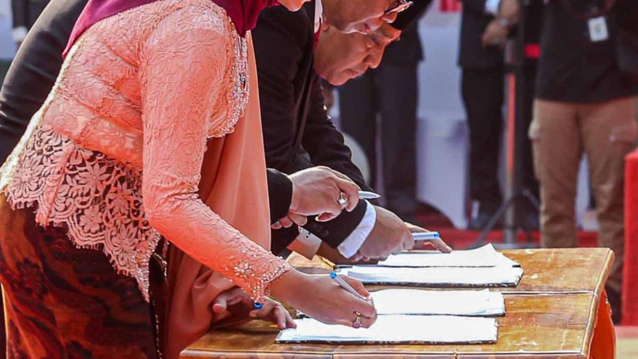 Mereka diambil sumpahnya dan melakukan  penandatanganan berita acara pelantikan serta pakta integritas.