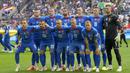 Para pemain starting XI Timnas Slovakia berfoto bersama jelang dimulainya laga matchday kedua Grup E Euro 2024 menghadapi Timnas Ukraina di Merkur Spiel-Arena, Dusseldorf, Jerman, Jumat (21/6/2024). (AP Photo/Martin Meissner)