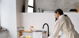 Tak perlu renovasi besar atau perlengkapan mahal, beberapa sentuhan sederhana bisa membuat kamar mandi terasa lebih nyaman dan menenangkan seperti suasana spa. (Foto/Dok: Magnific)