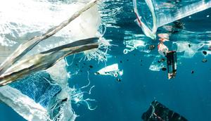 Sampah plastik di laut (dok. Unsplash.com/Naja Bertolt Jensen)