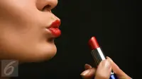Pastinya di dalam tas makeup atau kotak makeup di rumah seorang wanita mempunyai lebih dari satu jenis lipstik yang dipakai setiap hari. (Istock)