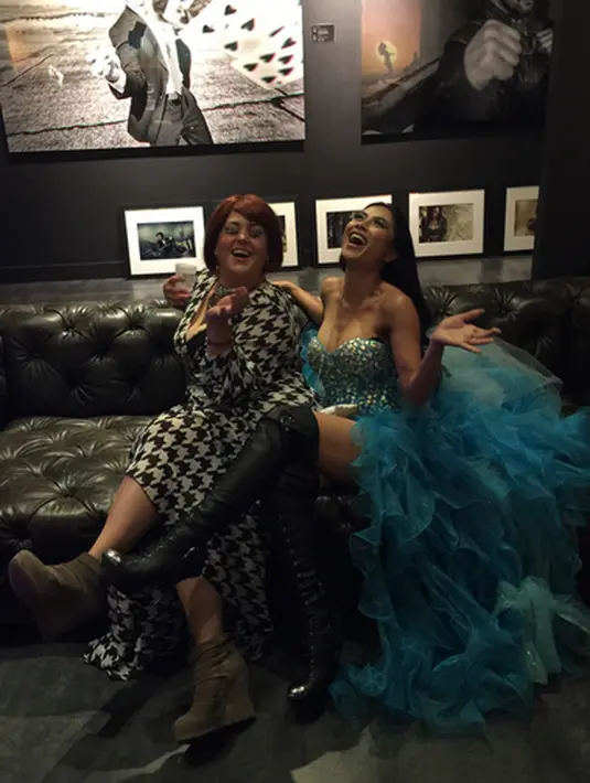 "Mood" tulisnya dalam video singkat saat mengangkat kakinya hingga terlihat celana dalamnya warna hijau. Tiga hari di unggah, video itu ditonton hingga 91.000 lebih. (Instagram/uliauliani10)