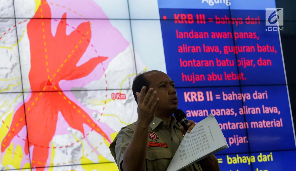 Kepala Pusat Data Informasi dan Humas BNPB, Sutopo Purwo Nugroho memberi keterangan terkait erupsi Gunung Agung, Jakarta, Senin (27/11). Semenjak sinar api di puncak teramati, tingkat erupsi Gunung Agung semakin meningkat. (Liputan6.com/Faizal Fanani)