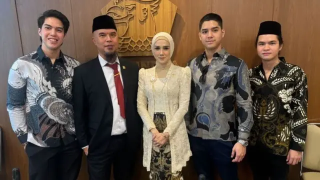 Mulan Jameela anggun berkebaya saat dilantik menjadi anggota Dewan Perwakilan Rakyat (DPR) RI pada Selasa, 1 Oktober 2024.