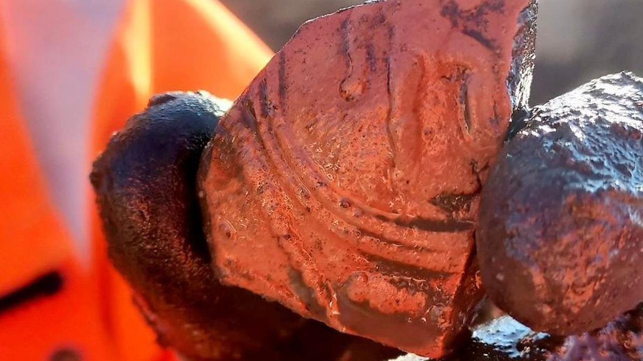 Mereka juga menemukan bekas pemukiman dari Neolitikum Akhir atau Zaman Perunggu Tengah (1600 hingga 1200 SM), dengan ciri adanya parit, lubang tiang, lubang, dan selokan. Ditemukan juga banyak perkakas batu dan pecahan tembikar di situs tersebut.