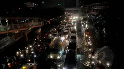 Arus lalu lintas kendaraan di Jalan Daan Mogot, Jakarta, yang terjebak kemacetan karena banjir tampak mengular padat, Senin (9/2/2015) malam. (Liputan6.com/Faisal R Syam) 