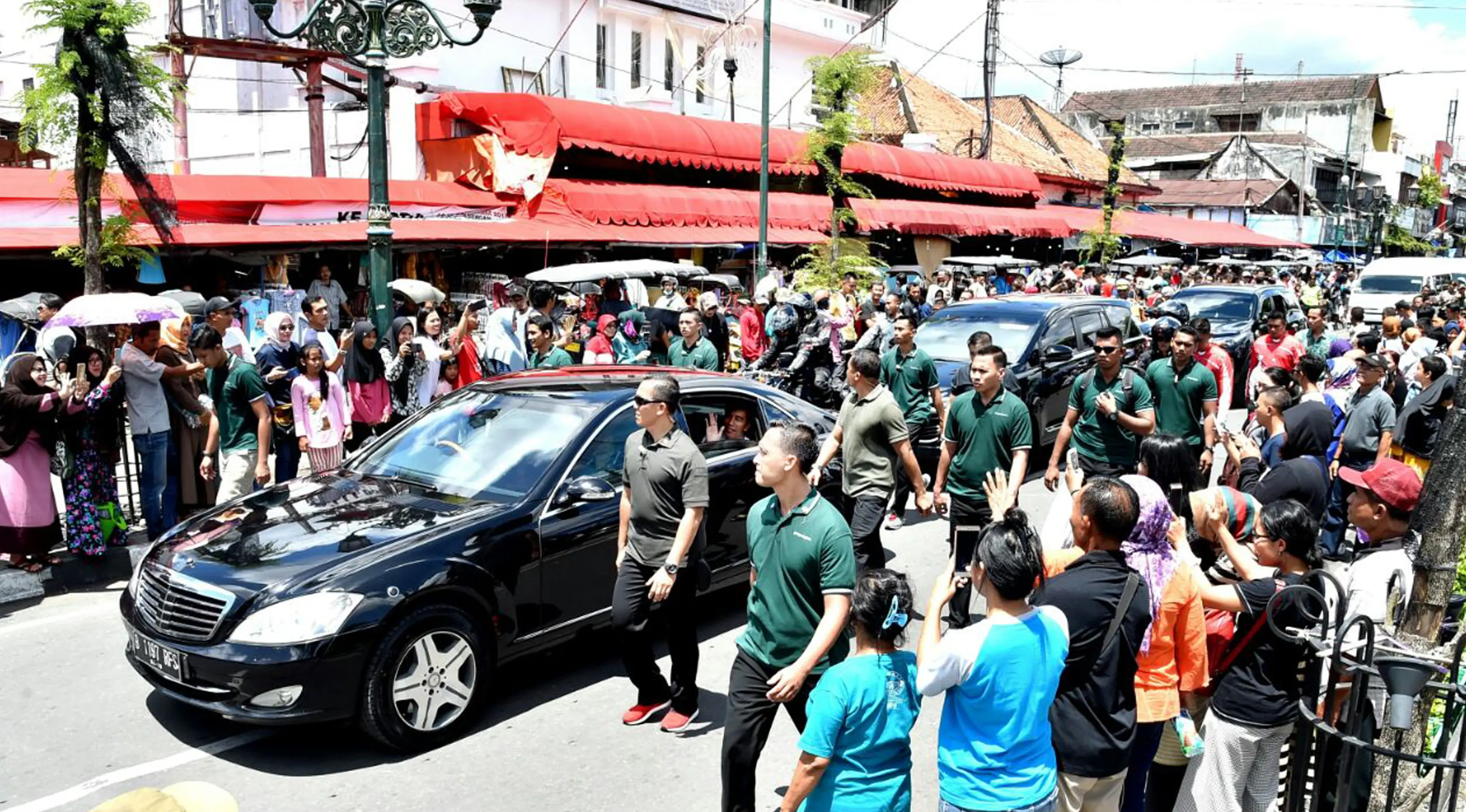 Paspampres mengawal mobil yang membawa Presiden Jokowi menuju Istana Kepresidenan Yogyakarta dari kawasan Malioboro, Minggu (31/12). Jokowi ditemani Kaesang Pangarep menikmati suasana jelang pergantian tahun di kawasan itu. (LIputan6.com/Biro Setpres)