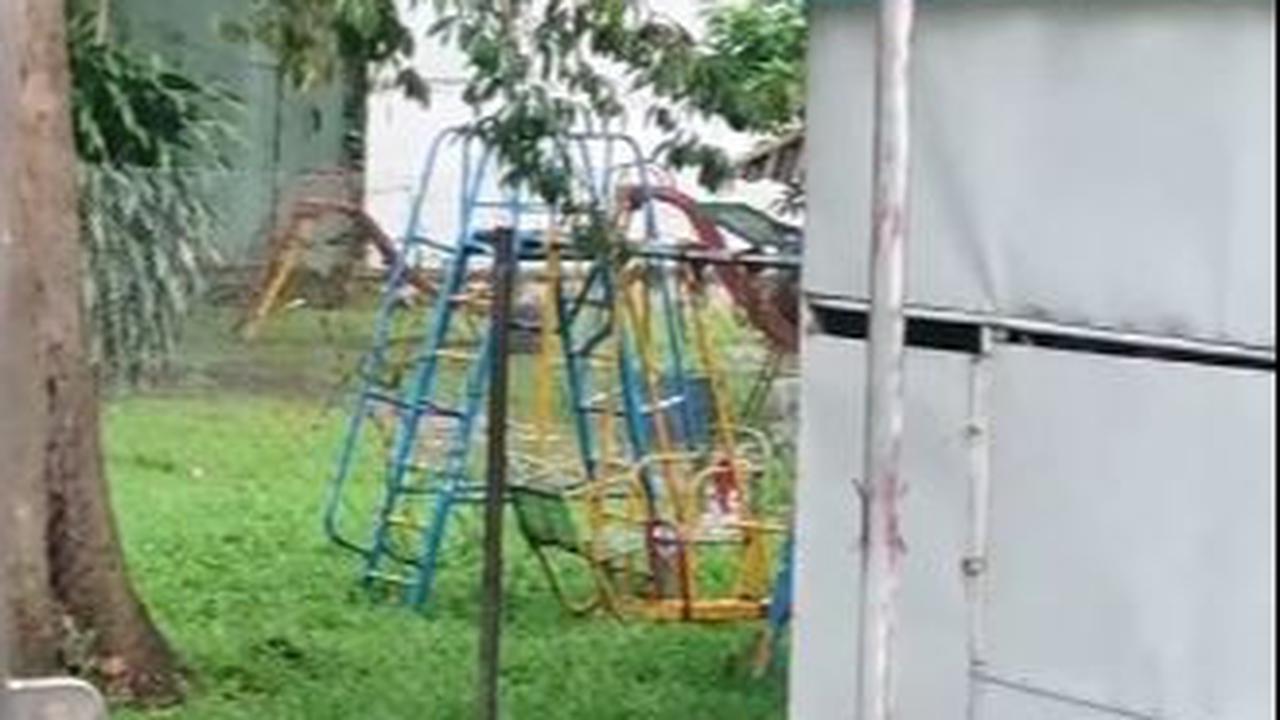 Namun, kini arena bermain tersebut tak lagi dipakai karena beberapa alat telah rusak.