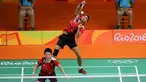 Pebulutangkis ganda campuran Indonesia, Tontowi Ahmad/Liliyana Natsir saat melawan Robin Middleton/Leanne Choo (Australia) pada laga perdana Grup C Olimpiade Rio 2016, Kamis (11/8). Tontowi/Liliyana unggul 21-7 21-8. (REUTERS/Marcelo del Pozo)