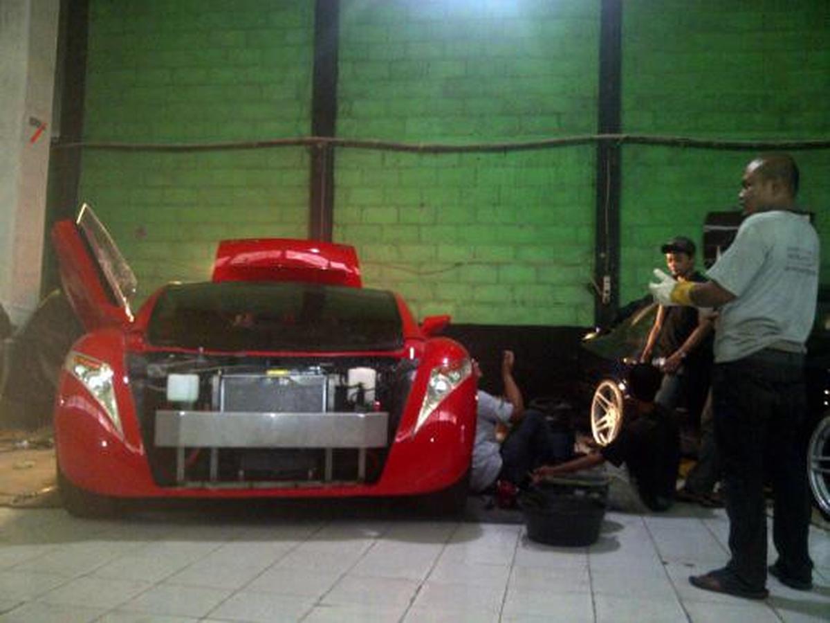 Mogok dua kali, mobil Tucuxi Dahlan Iskan diperbaiki