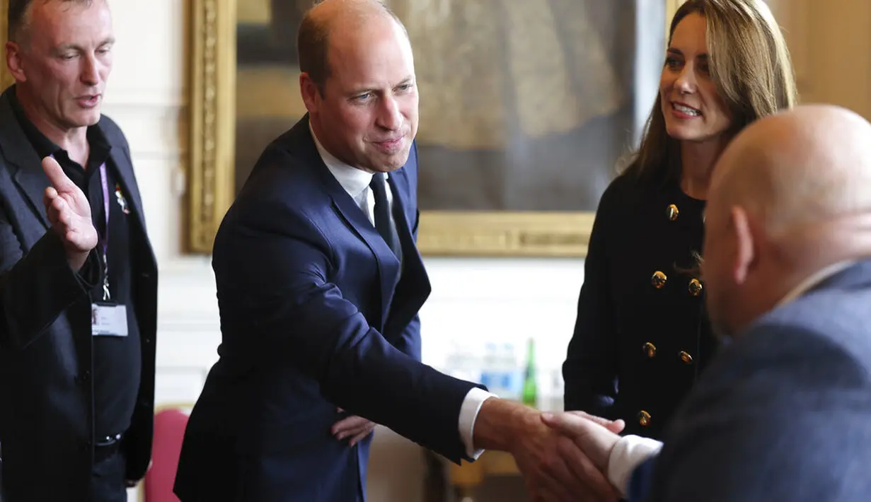 Pangeran William dan Kate Middleton bertemu relawan dan staf yang bertugas dalam pemakaman Ratu Elizabeth II.  (Ian Vogler/Pool Photo via AP)
