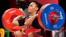 Lifter kebanggaan tanah air, Eko Yuli Irawan memastikan lolos ke Olimpiade Paris 2024 setelah finis di posisi runner-up pada kelas 61 kg dalam ajang International Weightlifting World Cup di Phuket, Thailand, Selasa (2/4) yang masuk dalam kualifikasi Olimpiada Paris 2024. Lifter berusia 34 tahun itu mampu menyelesaikan angkatan snatch seberat 133 kg, sementara di angkatan clean and jerk ia gagal menuntaskan angkatannya. Dengan lolos ke Olimpiade Paris 2024, dirinya tercatat sebagai atlet Indonesia pertama yang mampu tampil dalam 5 edisi Olimpiade berturut-turut. (AFP/Vincenzo Pinto)