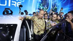 Menteri Perindustrian Agus Gumiwang Kartasasmita (kiri) saat pembukaan pameran Gaikindo Indonesia International Auto Show (GIIAS 2025) di ICE BSD City, Tangerang, Banten, Kamis (24/7/2025). (merdeka.com/Arie Basuki)