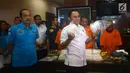 Kepala BNN Irjen Pol Heru WInarko (kanan) didampingi Deputi Pemberantasan Irjen Pol Arman Depari menunjukkan barang bukti 20 Kg sabu di Kantor BNN, Jakarta, Kamis (26/4). Petugas menangkap 3 tersangka berinisial MA, ZA, dan FAS. (Merdeka.com/Imam Buhori)