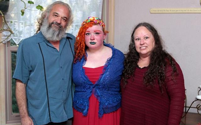 Samara dan ayah serta ibu | Photo: Copyright dailymail.co.uk 