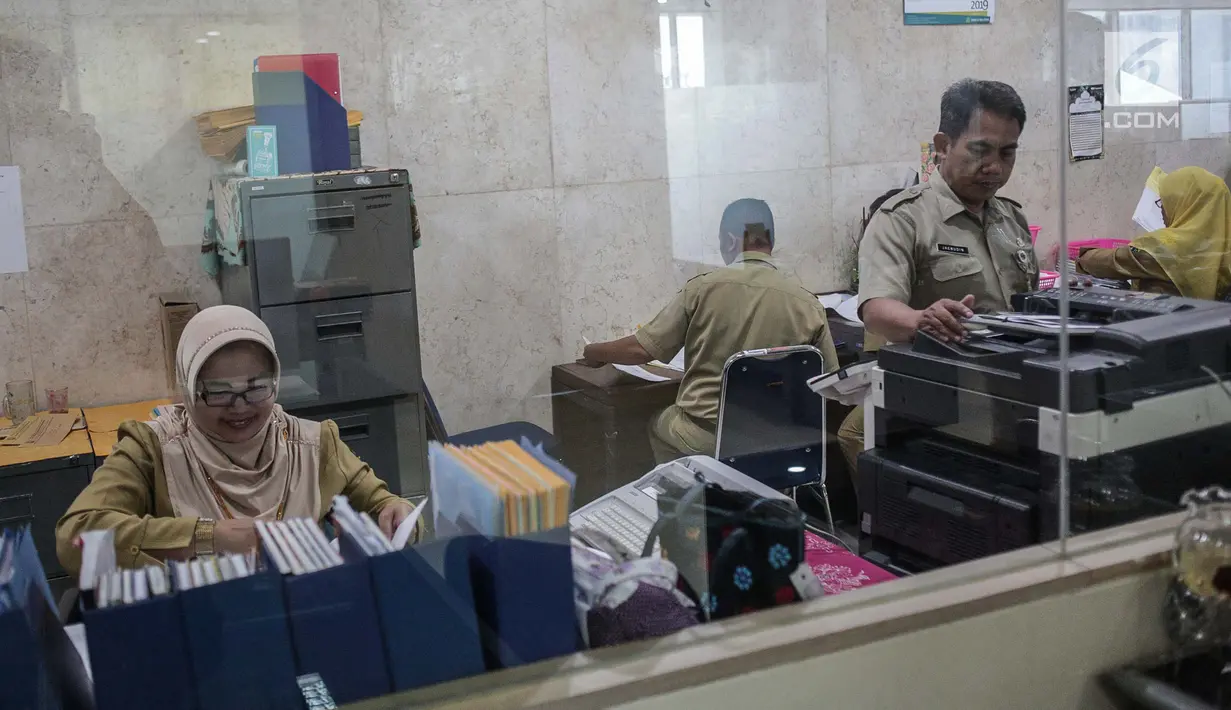 Sejumlah Pegawai Negeri Sipil (PNS) Pemprov DKI Jakarta berakitivitas di Balaikota, Jakarta, Senin (10/6/2019). PNS kembali berdinas di masing-masing instansinya pada hari pertama kerja usai libur nasional dan cuti bersama Hari Raya Idul Fitri 1440 H. (Liputan6.com/Faizal Fanani)