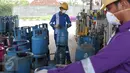 Petugas merapikan tabung gas di Terminal pengisian Gas Pertamina, Jakarta, Selasa (5/1/2016). PT Pertamina (Persero) menurunkan harga elpiji 12 kilogram (kg) dari Rp 134.600 menjadi Rp 129.000 per tabung. (Liputan6.com/Angga Yuniar)