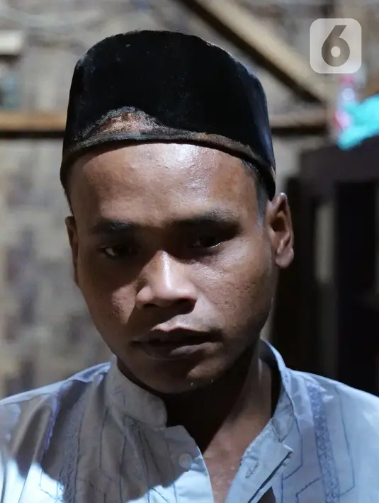 Sosok Hamid Bambang Kusomo (28) saat ditemui di pemukiman mualaf yang berbatasan dengan daerah adat Baduy. Hamid tidak menampik, memilih tinggal di pemukiman warga muslim karena tidak memiliki rumah di Baduy. (Liputan6.com/Herman Zakharia)