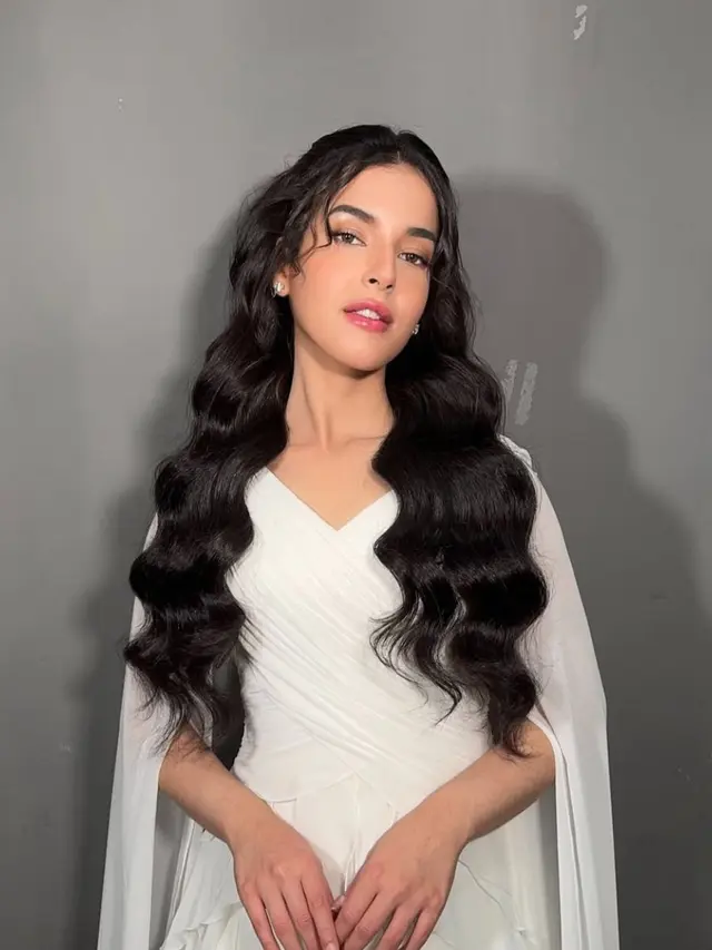 Potret Tasya Farasya dengan Makeup Natural dan Gaun Putih (credit: https://www.instagram.com/tasyafarasya/).