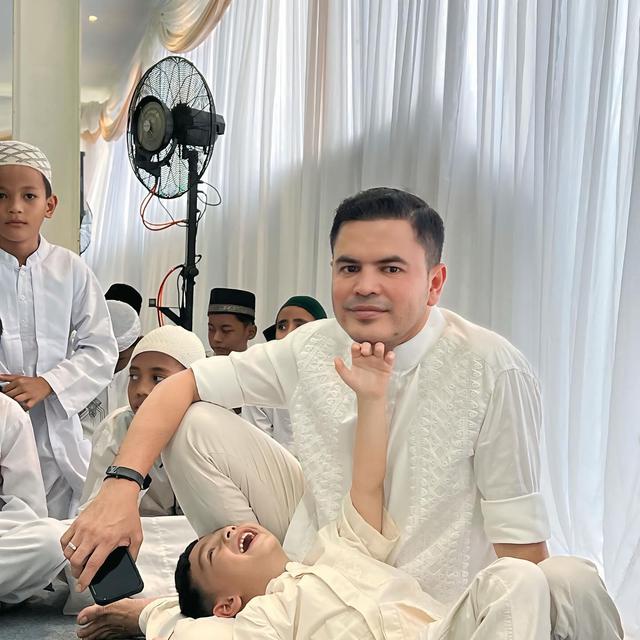 6 Potret Kedekatan Haldy Sabri dan Anak Irish Bella di Momen Tasyakuran Rumah Baru