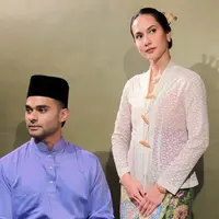 Alih-alih pesta mewah, ia dan sang suami melakukan sebuah pemotretan intim menggunakan kamera jadul tahun 1880, kamera kayu dengan sistem lensa dan pelat kaca yang hanya bisa menangkap satu gambar dalam sekali jepret. [@pevpearce].