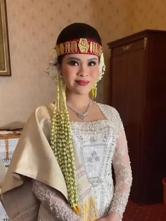 Disempurnakan dengan riasan oleh Makeup Artist (MUA),  Malva Soewarno yang merepresentasikan adat budaya Batak dengan makeup bold dan tegas.  [IG/fcgweddings/myrnamyura]