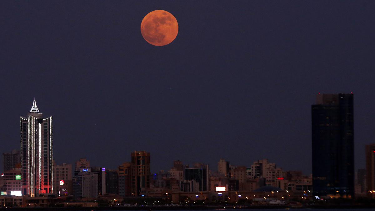 Apa Itu Strawberry Moon yang Diprediksi Muncul Malam 11 Juni?