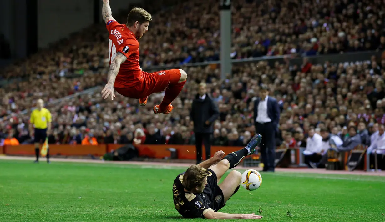 Pemain Liverpool, Alberto Moreno, berebut bola dengan pemain Rubin Kazan, Oleg Kuzmin, dalam laga Grup B Liga Europa di Stadion Anfield, Liverpool, Inggris, Jumat (23/10/2015) dini hari WIB. (Reuters/Phil Noble)