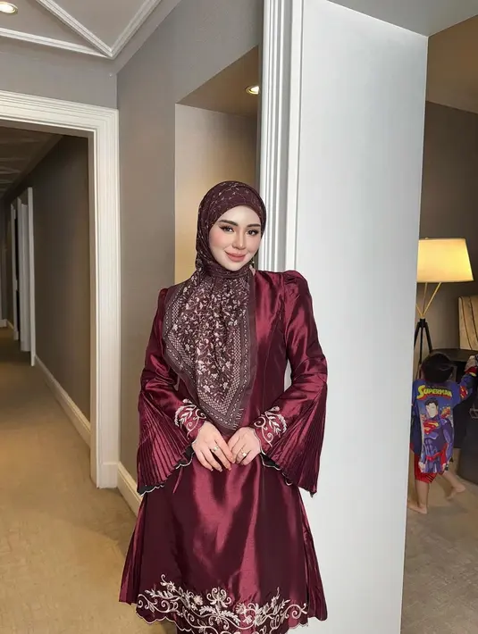 Bisa jadi inspirasi tampilan elegan untuk Hari Raya, padukan baju kurung berdetail sederhana dengan hijab segi empat full motif warna senada. [@adirasalahudi]