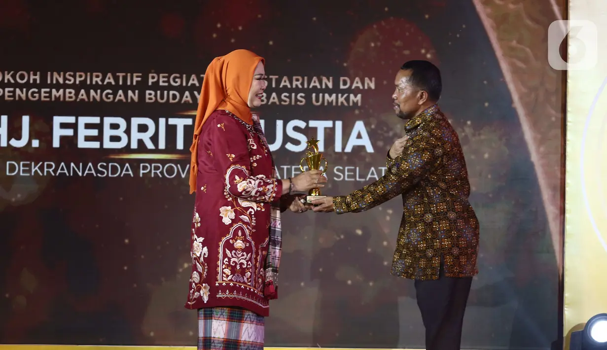 Direktur Konten KLY Wenseslaus Manggut saat memberikan penghargaan kepada Ketua  DEKRANASDA Provinsi Sumsel Febrita Lustia dalam Anugrah Inspiratif Liputan6.com di Jakarta, Sabtu (8/7/2023). Dengan  kategori Tokoh inspiratif pegiat kelestarian pengembangan budaya berbaais UMKM. (Liputan6.com/Angga Yuniar)