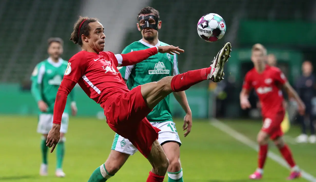 Striker RB Leipzig, Yussuf Poulsen (depan) mengontrol bola di depan bek Werder Bremen, Milos Veljkovic dalam laga semifinal DFB Pokal di Weserstadion, Bremen, Jumat (30/4/2021). RB Leipzig menang 2-1 atas Werder Bremen melalui babak perpanjangan waktu. (AFP/Cathrin Mueller/Pool)