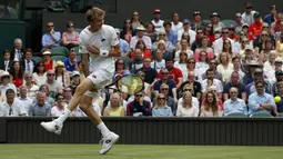 Aksi petenis Kazakhstan, Alexander Bublik mengembalikan bola dari celah kaki saat melawan Andy Murray pada babak pertama Wimbledon 2017 di The All England Lawn Tennis Club, Wimbledon, London, (3/7/2017). AFP/Adrian Dennis)
