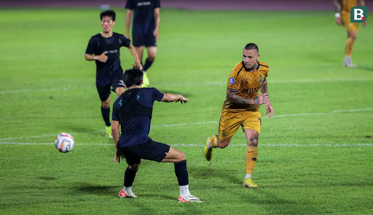 <p>Pemain Bhayangkara FC, Radja Nainggolan melepaskan umpan melewati sejumlah pemain Suwon FC pada laga uji coba di Stadion PTIK, Jakarta, Senin (12/02/2024). (Bola.com/Bagaskara Lazuardi)</p>