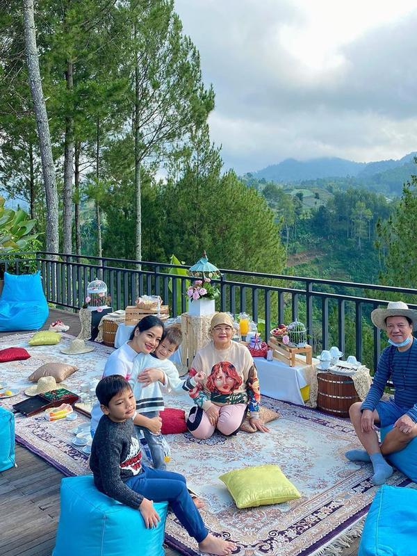 Potret Liburan Keluarga Titi Kamal di Lembang. (Sumber: Instagram/titi_kamall)