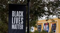 Spanduk Black Live Matter terpampang di depan tempat pertandingan Playoff NBA 2020. (Kevin C. Cox / GETTY IMAGES NORTH AMERICA / Getty Images via AFP)