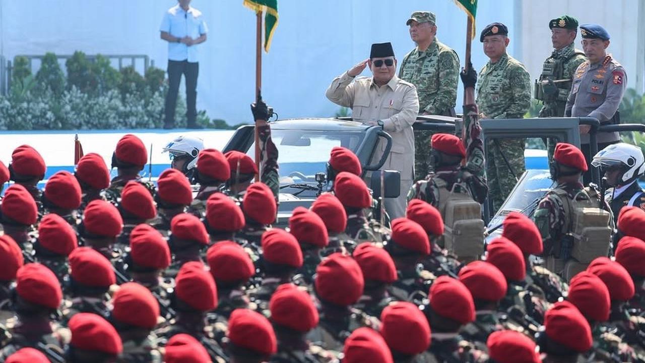 VIDEO: Tatapan Sangar Melotot Ribuan Pasukan TNI, Gagah Depan Prabowo Cek Pasukan di Atas Maung