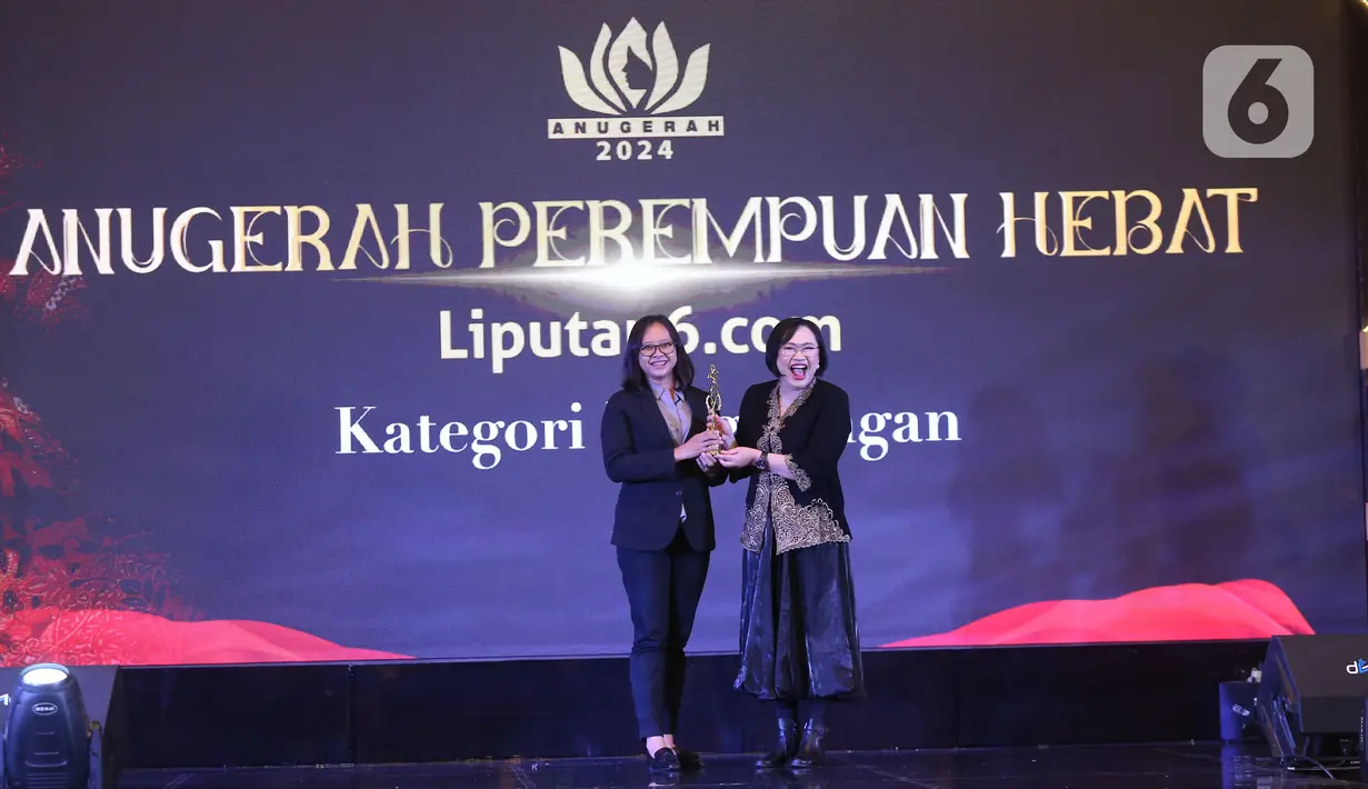 Perwakilan Pelestari Hutan Harapan Teguh Santika saat menerima Anugerah Perempuan Hebat Liputan6.com Kategori Lingkungan dalam cara Cita dan Cipta 2024 yang diadakan Liputan6.com x Fimela di Hotel Shangri-La Jakarta, Rabu (31/7/2024) malam. (Liputan6.com/Angga Yuniar)