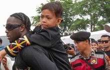FOTO: Momen Akrab Dhika Bocah Penari Pacu Jalur Viral Digendong Rapper Amerika
