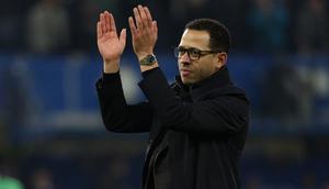 Pelatih kepala Chelsea asal Inggris, Liam Rosenior, memberikan tepuk tangan kepada para penggemar di lapangan setelah pertandingan Liga Inggris antara Chelsea dan West Ham United di Stamford Bridge, London, Minggu (1-2-2026) dini hari WIB. Chelsea memenangkan pertandingan dengan skor 3-2. (Adrian DENNIS/AFP)
